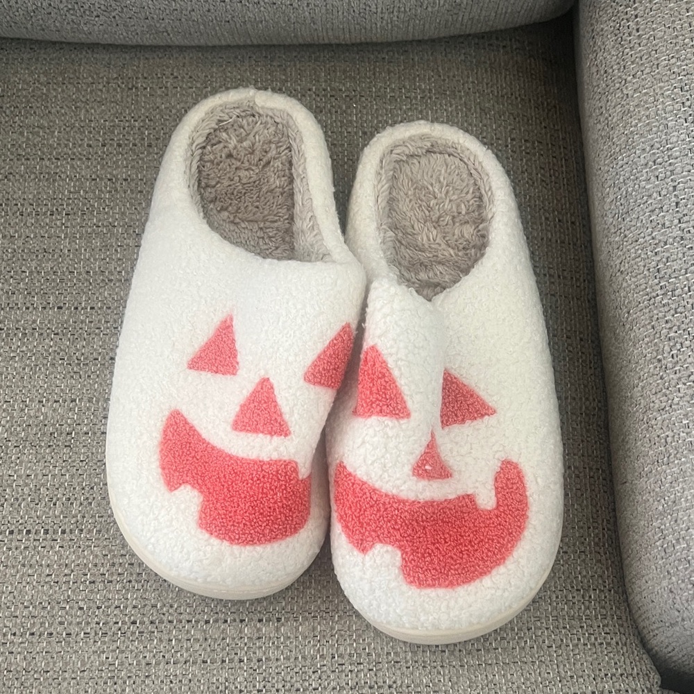 Adults Cozy Pumpkin Face Slippers - White and Pink